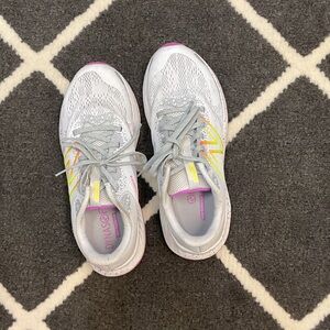 New Balance athletic shoes size 9 1/2 B